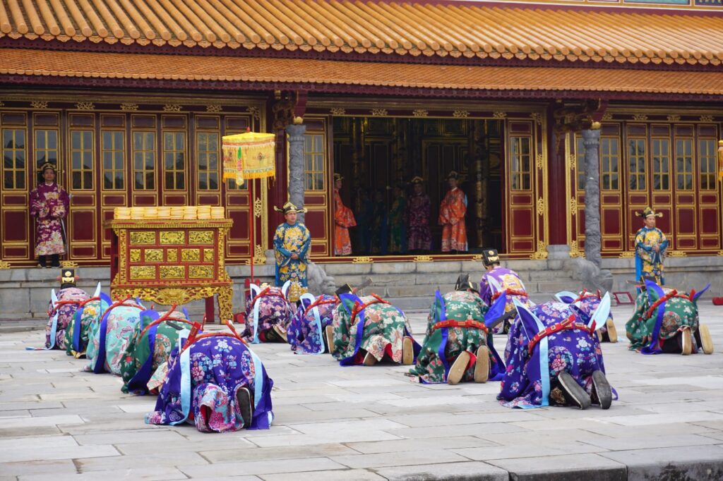 Zeremonie traditionell gekleideter Vietnamesen in der verbotenen Stadt in Hue.