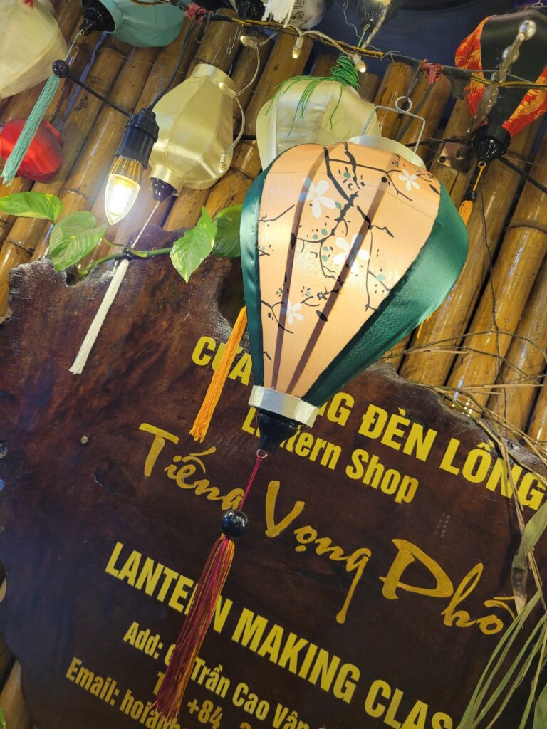 Nahaufnahme einer selbstgemachten vietnamesischen Laterne.