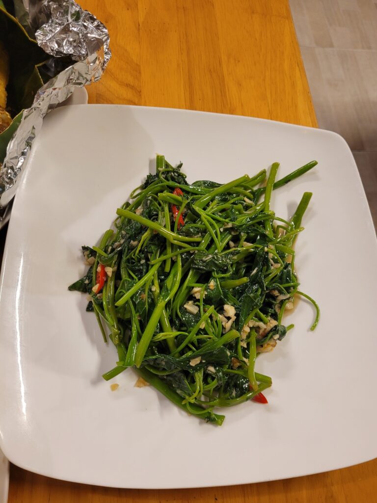 Gekochter Wasserspinat mit Knoblauch und Chilies.