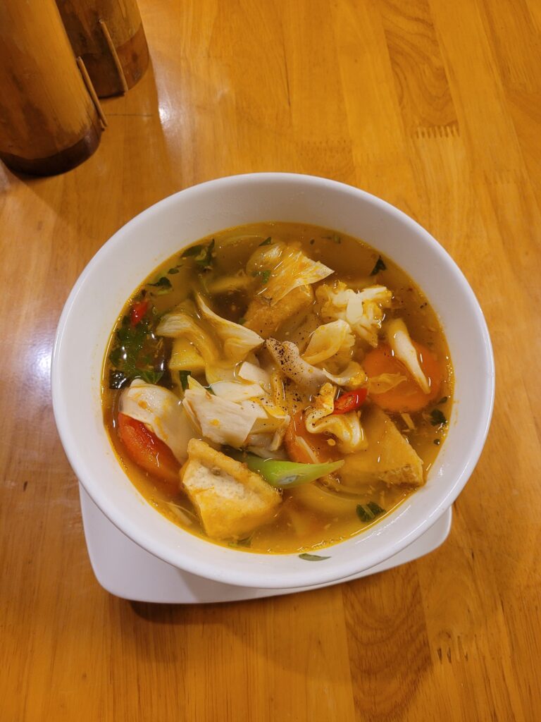 Vietnamesische süß-saure Suppe.