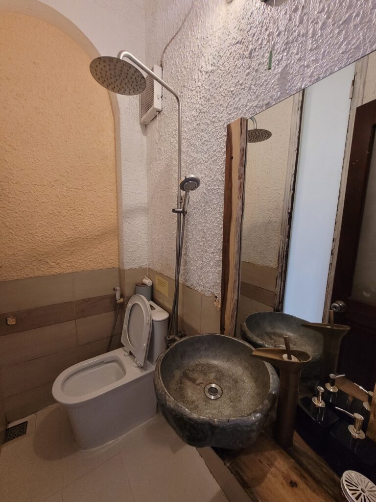 Das Badezimmer in einem Homestay in Hue.