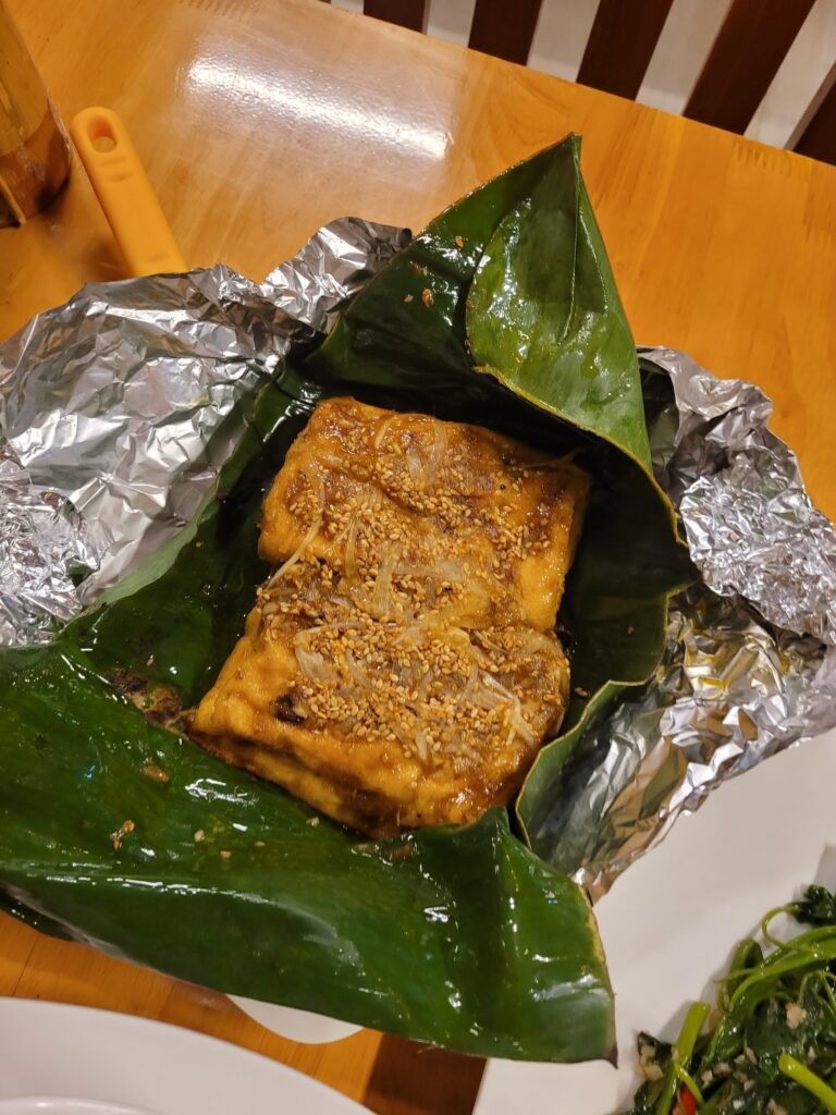 Zwei im Bananenblatt gedämpfte Blöcke Tofu.
