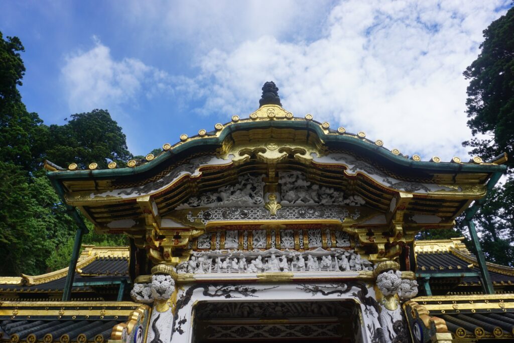 Bild eines prunkvollen japanischen Tempel-Tores, das reich mit Gold verziert ist