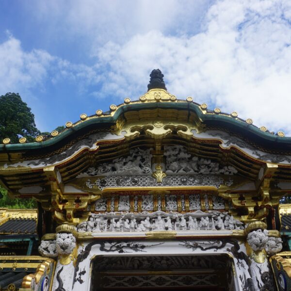 Bild eines prunkvollen japanischen Tempel-Tores, das reich mit Gold verziert ist
