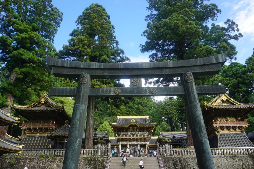 Bild eines japanischen Tores, das den Blick in einen weitläufigen Tempel-Komplex freigibt