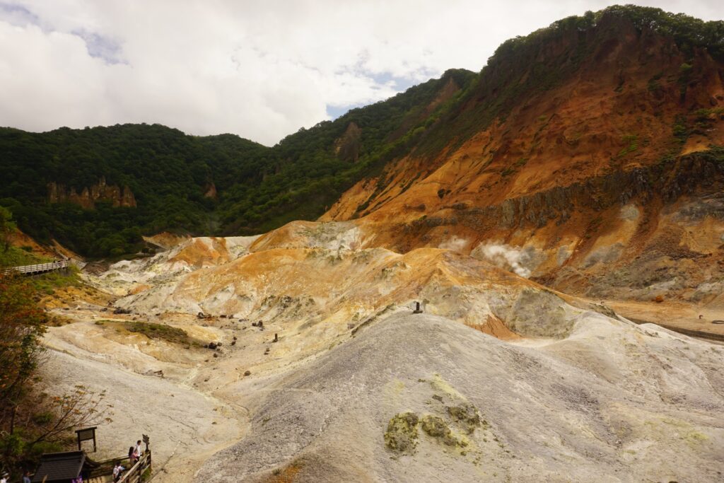 Bild von Schwefelablagerungen und -dämpfen im Höllental auf Hokkaido