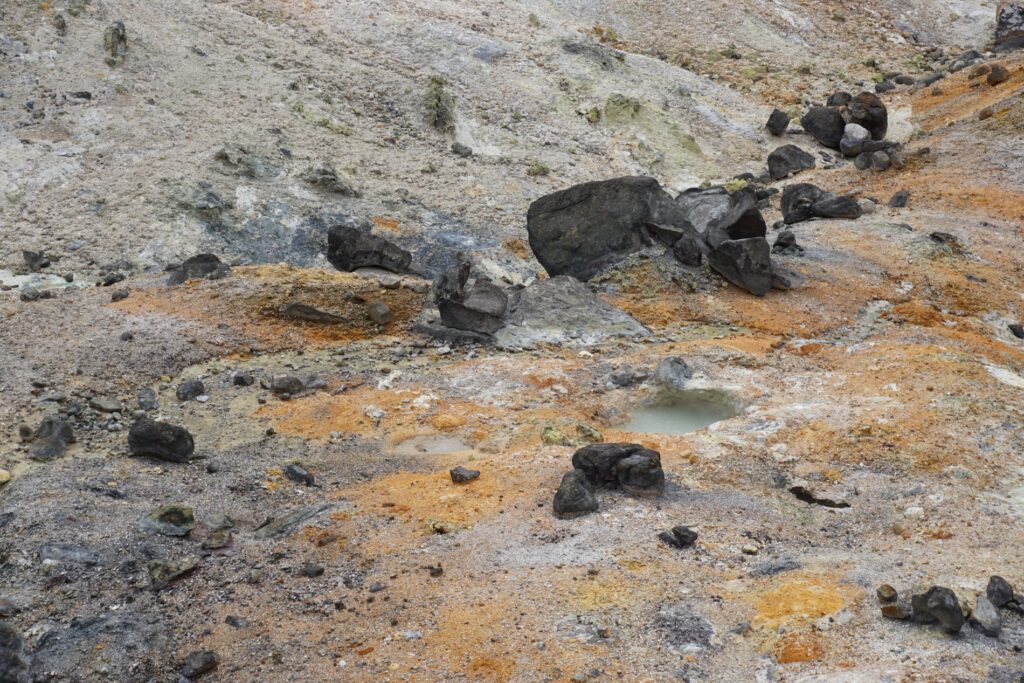 Nahaufnahme von Schwefelbrocken im Höllental auf Hokkaido