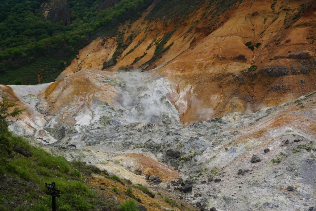Bild von Schwefelablagerungen und -dämpfen im Höllental auf Hokkaido