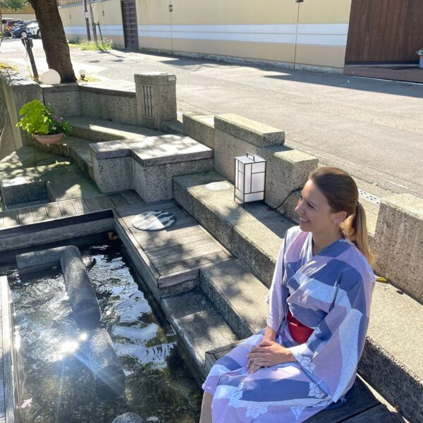 Bild, das mich zeigt, wie ich eine japanische Yukata trage und ein Fußbad nehme