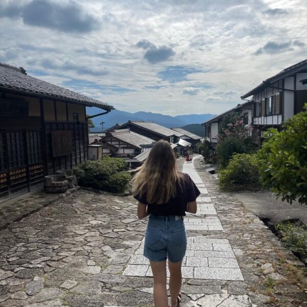 Bild, das mich von hinten zeigt, wie ich durch das japanische Dorf Magome im Kiso-Tal laufe