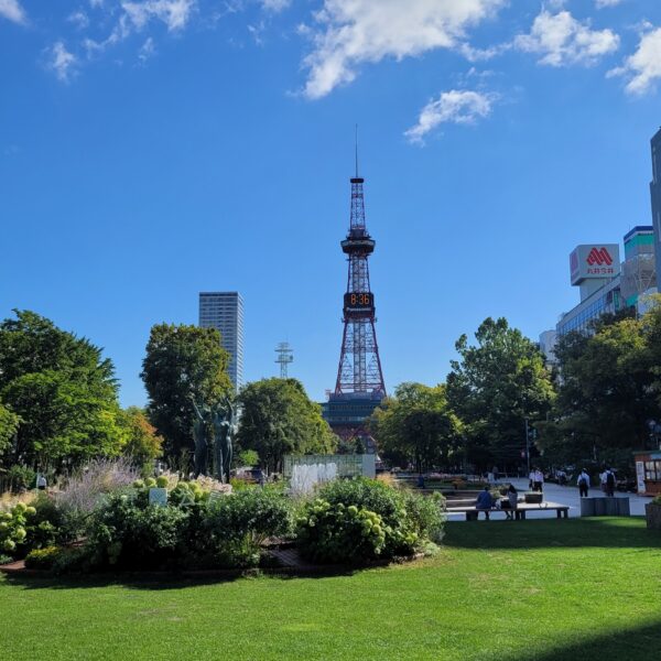Bild, das den Fernsehturm von Sapporo im Odori-Park zeigt
