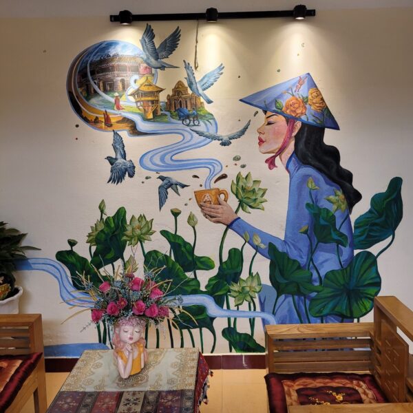Kunstvolle Wandgestaltung in einem Café in Hoi An.