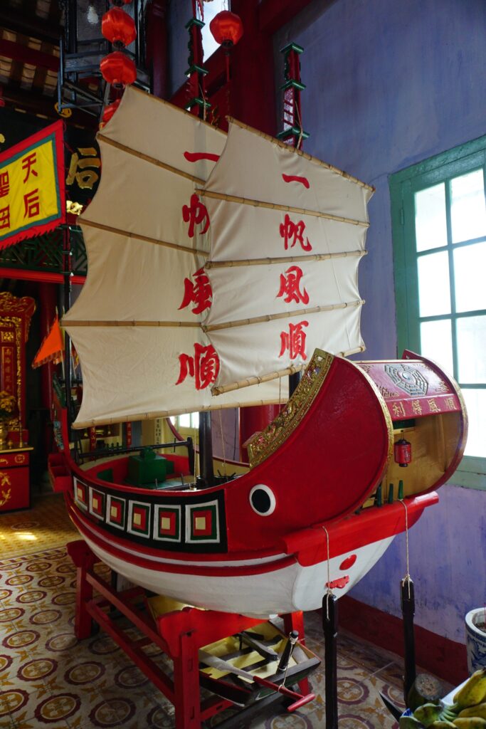 Modell eines chinesischen Schiffs in einem Tempel.