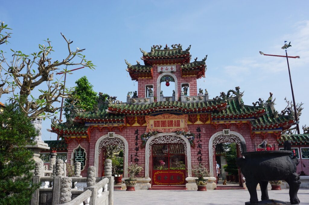 Kunstvoll verziertes chinesisches Tempel-Tor.