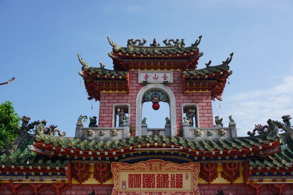 Kunstvoll verziertes chinesisches Tempel-Tor.