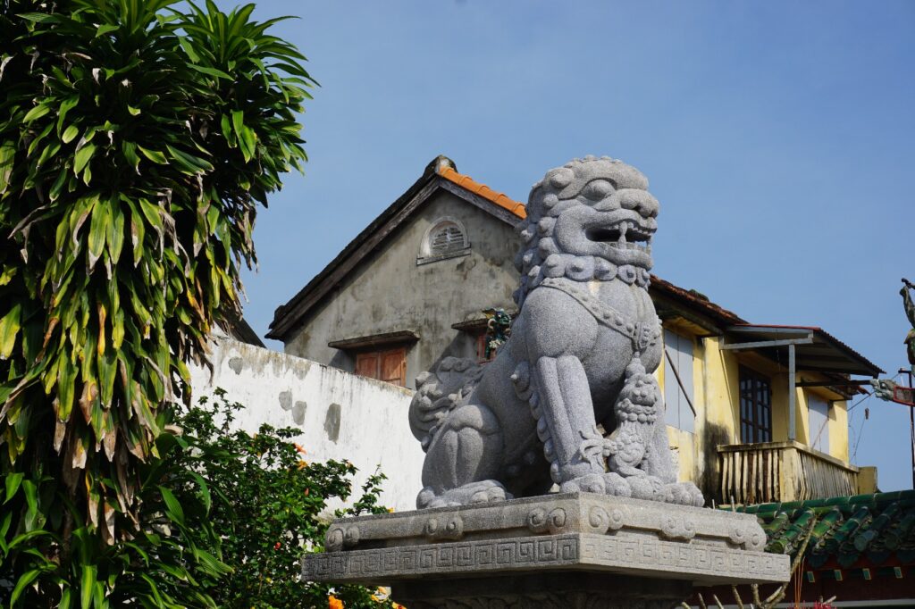 Steinfigur eines Drachen in einem chinesischen Tempel.