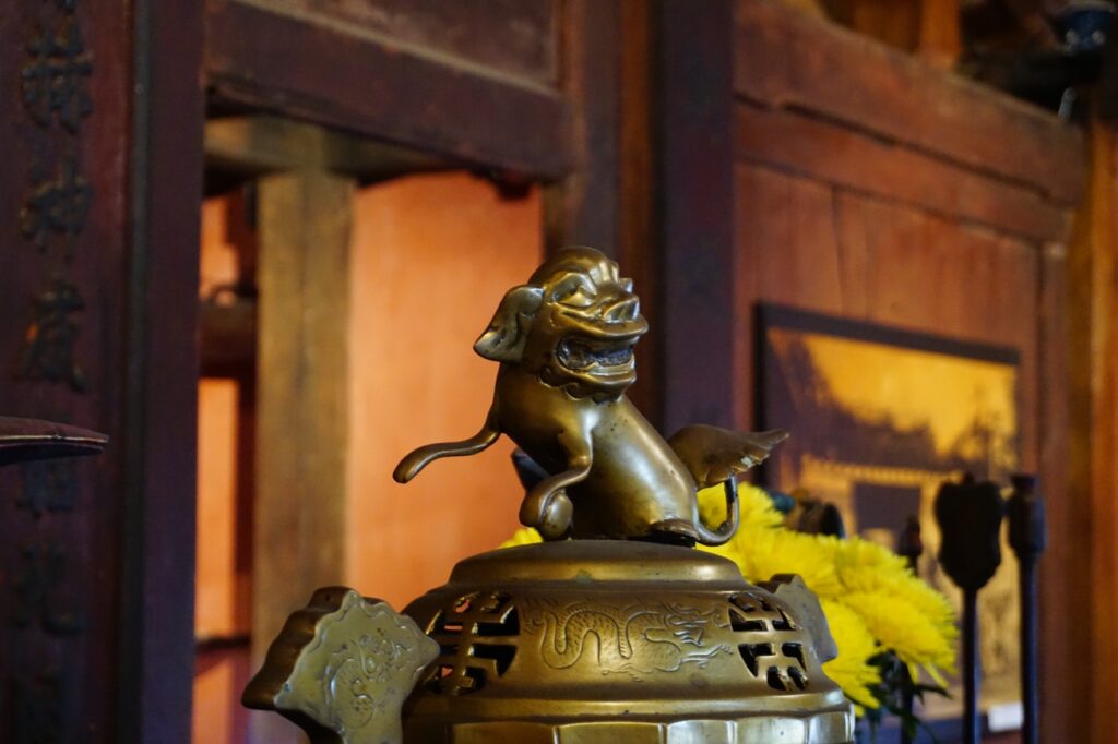 Statue eines vietnamesischen Fabelwesens auf einem Altar.