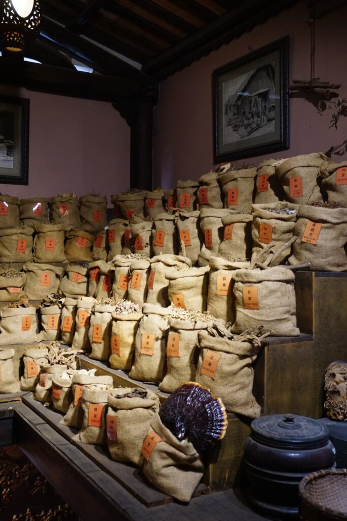 Säcke mit getrockneten Kräutern im Museum für traditionelle vietnamesische Medizin in Saigon.