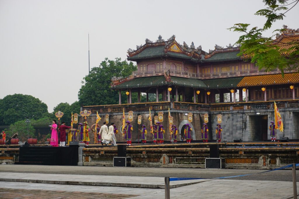 Performance traditionell gekleideter Vietnamesen am ersten Tag des neuen Jahres.