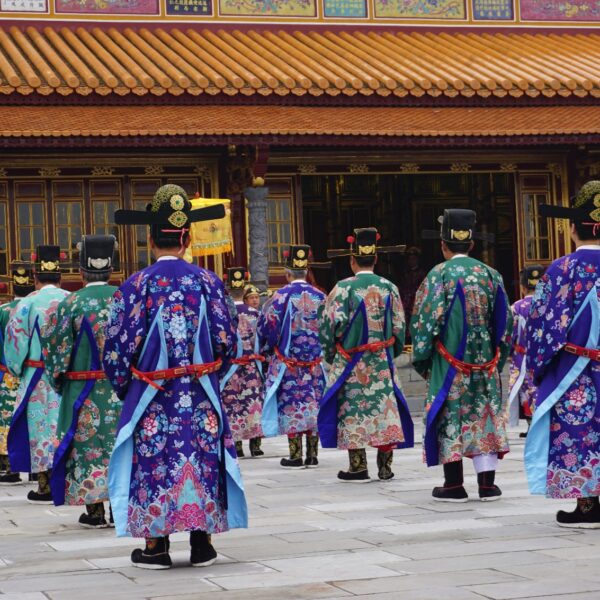 Zeremonie traditionell gekleideter Vietnamesen in der verbotenen Stadt in Hue.
