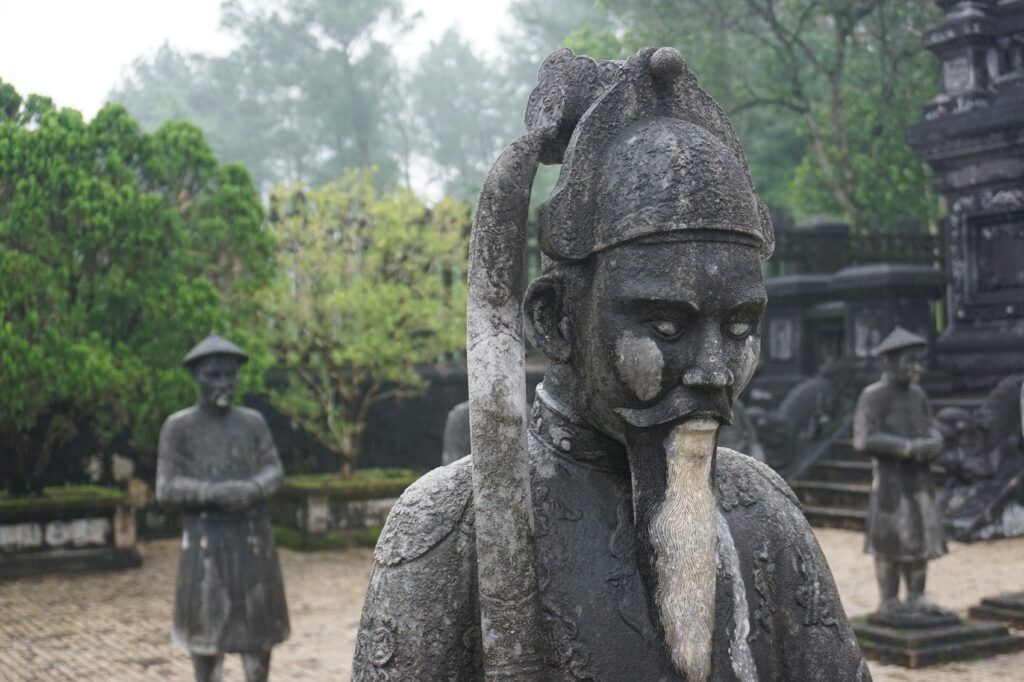 Stein-Krieger im Grabmal des vietnamesischen Kaisers Khai Dinh.