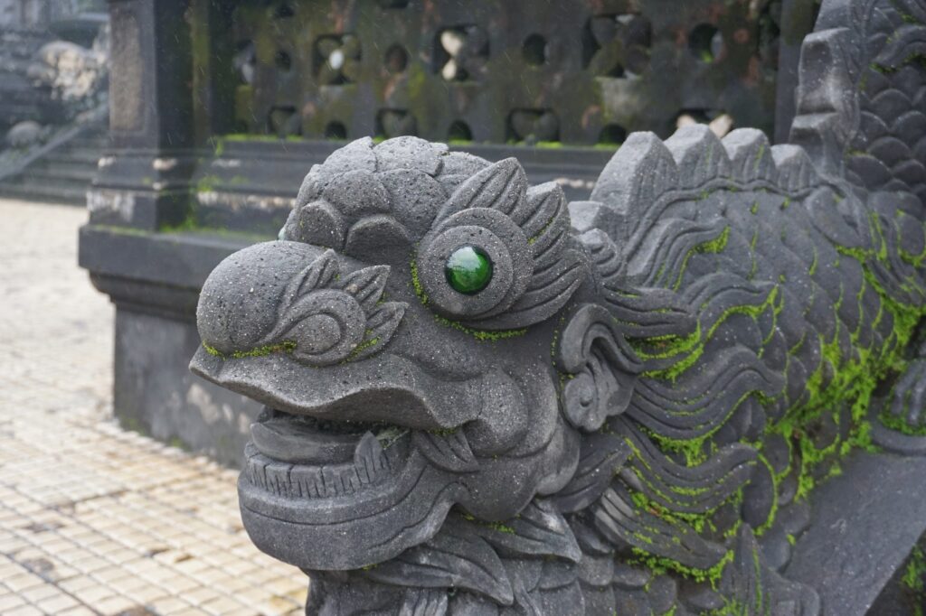 Stein-Drache mit einem grünen Stein als Auge im Grabmal des vietnamesischen Kaisers Khai Dinh.