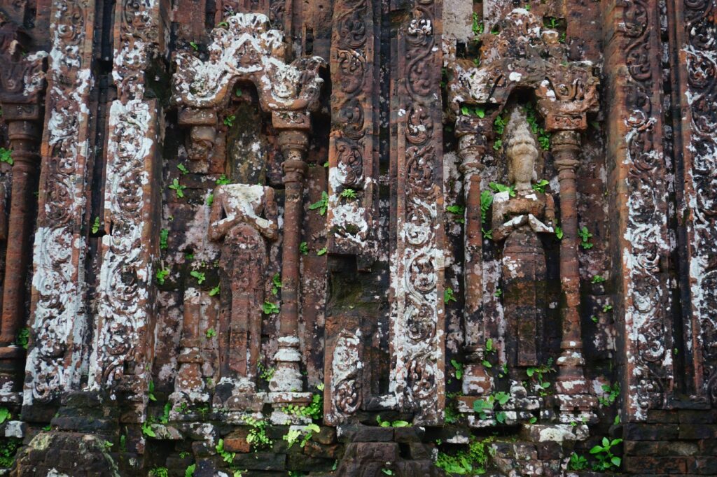Relief mit indischen Gottheiten in einem Tempel in Zentral-Vietnam.