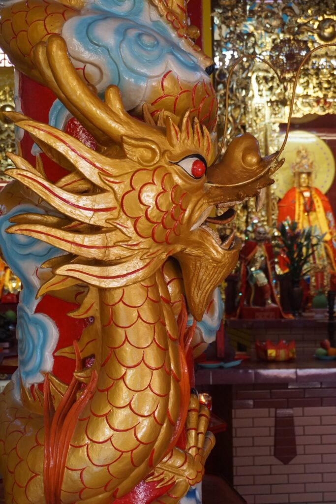 Mit einem goldenen Drachen dekorierte Säule in einem chinesischen Tempel.